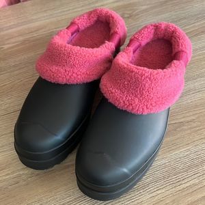 Hunter Play Faux Shearling Lined Clog pink black size 10